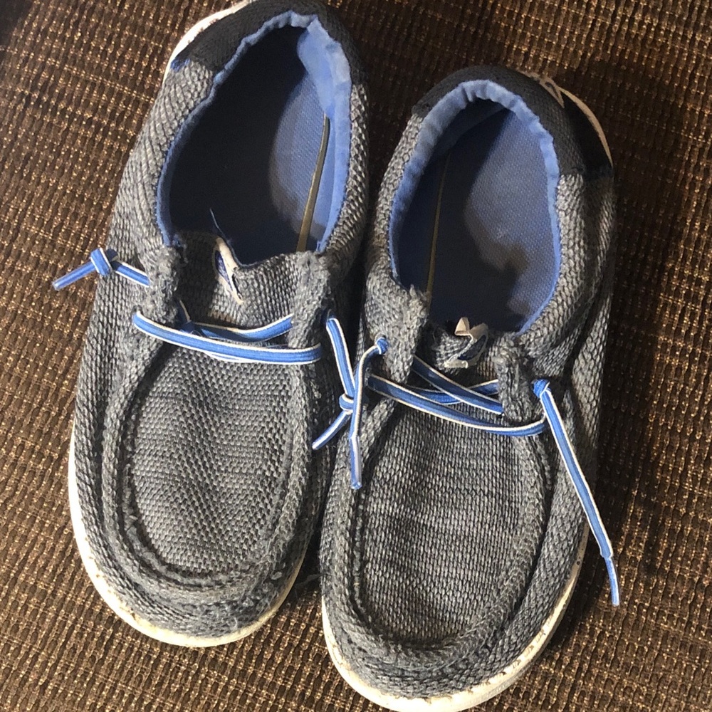 Hey Dudes kids size YT3.